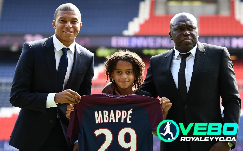 Em trai Mbappe ký hợp đồng với PSG